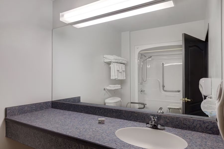 Days Inn by Wyndham Elberton — Bathroom