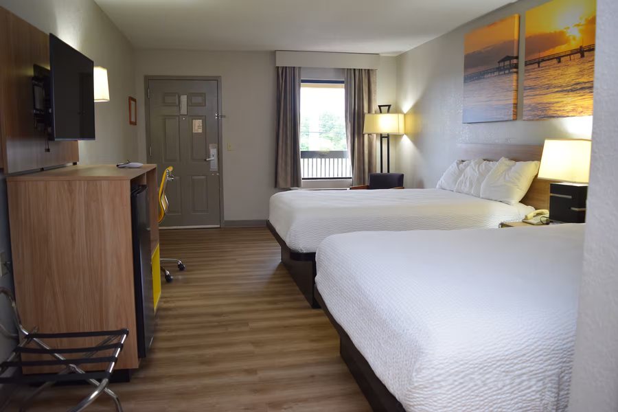 Days Inn by Wyndham Elberton — Guest room