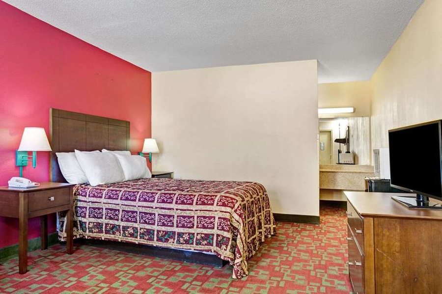 Days Inn by Wyndham Elizabeth City — Guest room