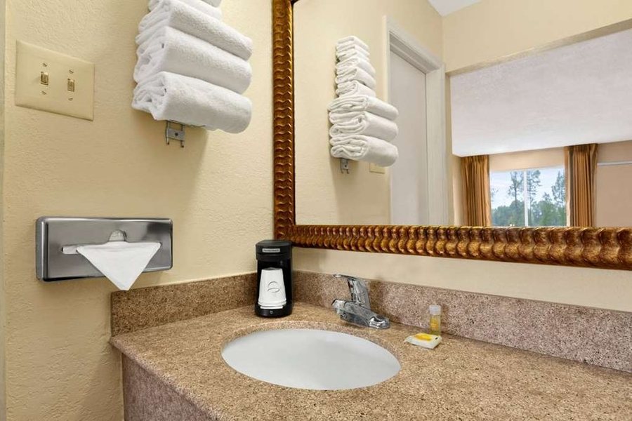 Days Inn by Wyndham Emporia — Bathroom