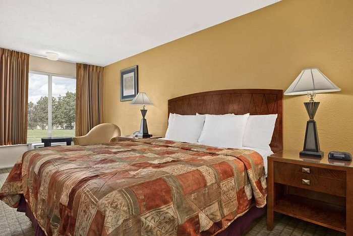 Days Inn by Wyndham Emporia — Guest room