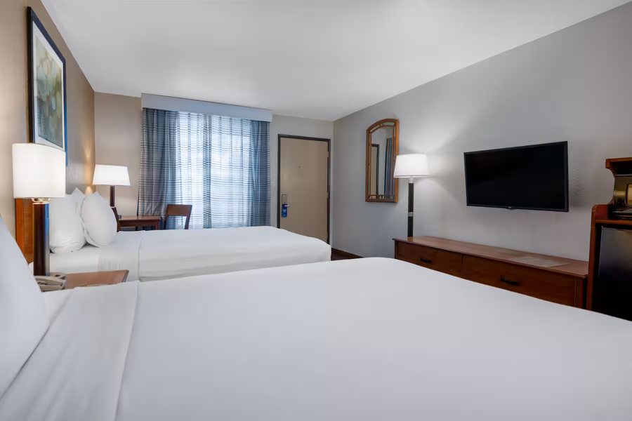Days Inn by Wyndham Encinitas Moonlight Beach — Guest room