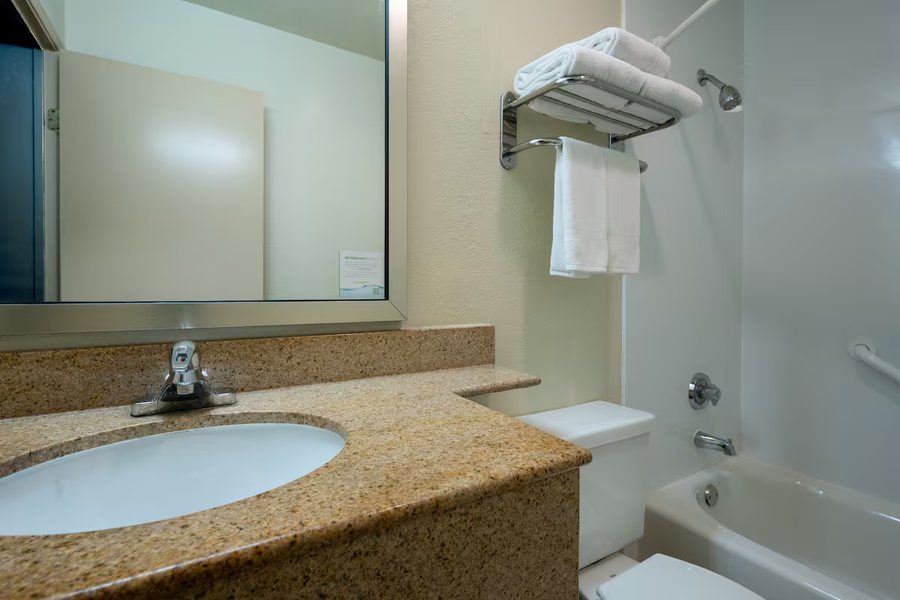 Days Inn by Wyndham Ennis — Bathroom