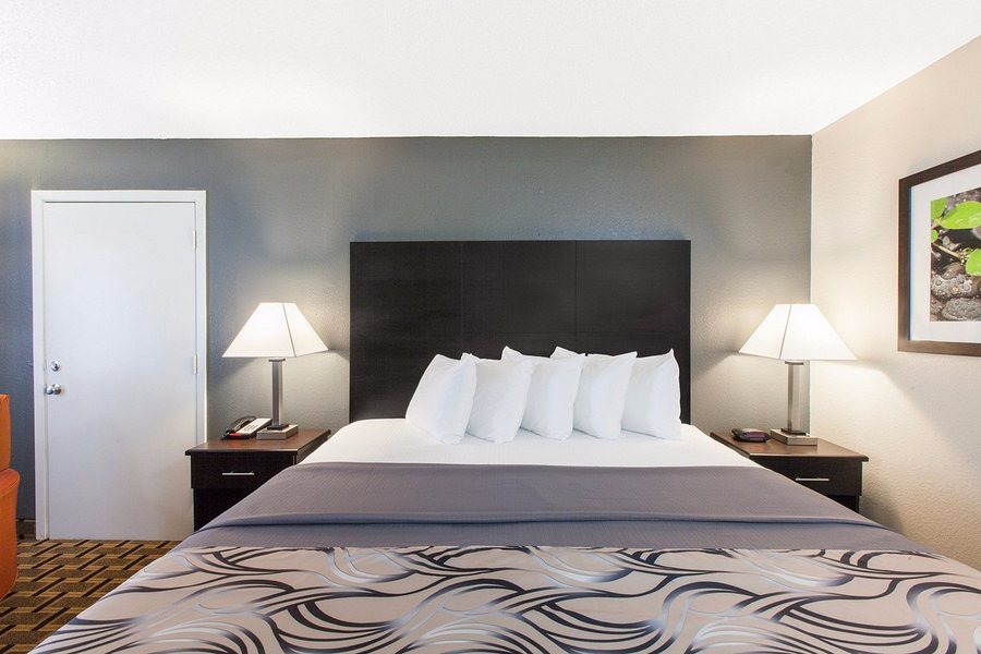 Days Inn by Wyndham Ennis — Guest room