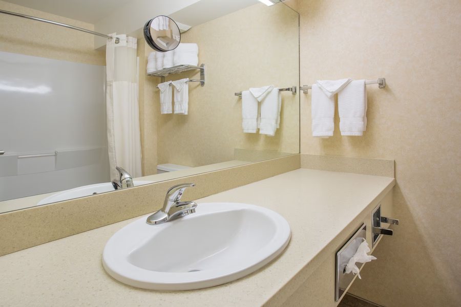 Days Inn by Wyndham Eureka Springs — Bathroom