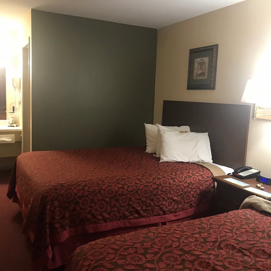 Days Inn by Wyndham Eureka Springs — Guest room