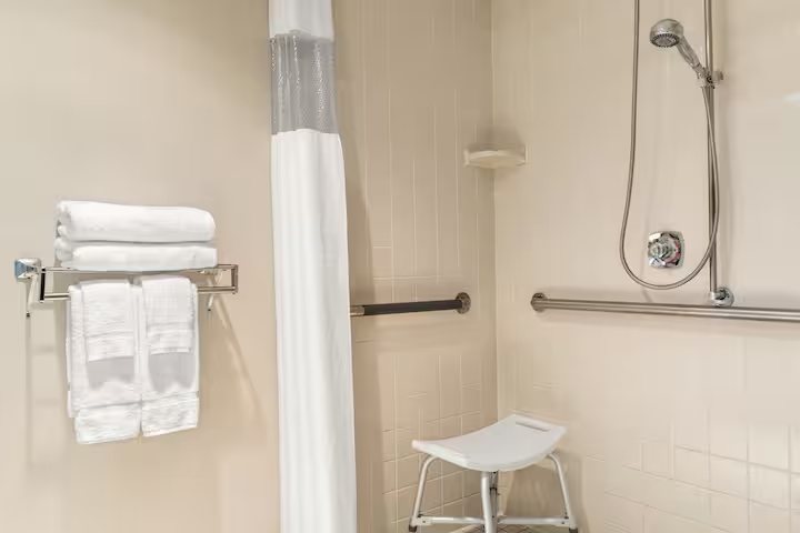 Days Inn by Wyndham Fargo West Acres — Bathroom