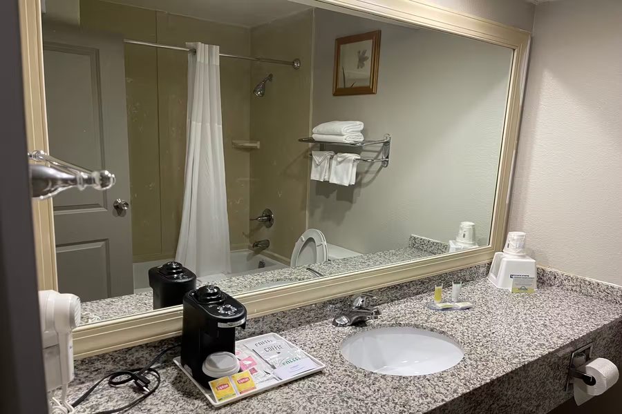 Days Inn by Wyndham Fayetteville — Bathroom