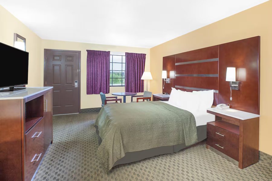 Days Inn by Wyndham Fayetteville — Guest room