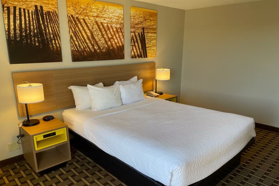 Days Inn by Wyndham Fayetteville South I 95 Exit 49 — Guest room
