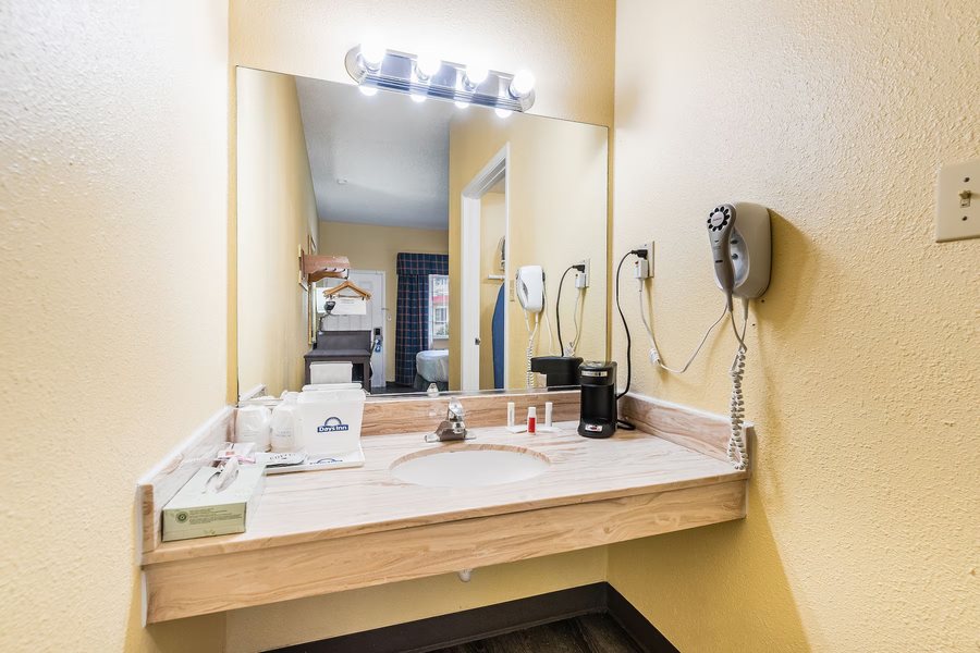 Days Inn by Wyndham Federal Way — Bathroom