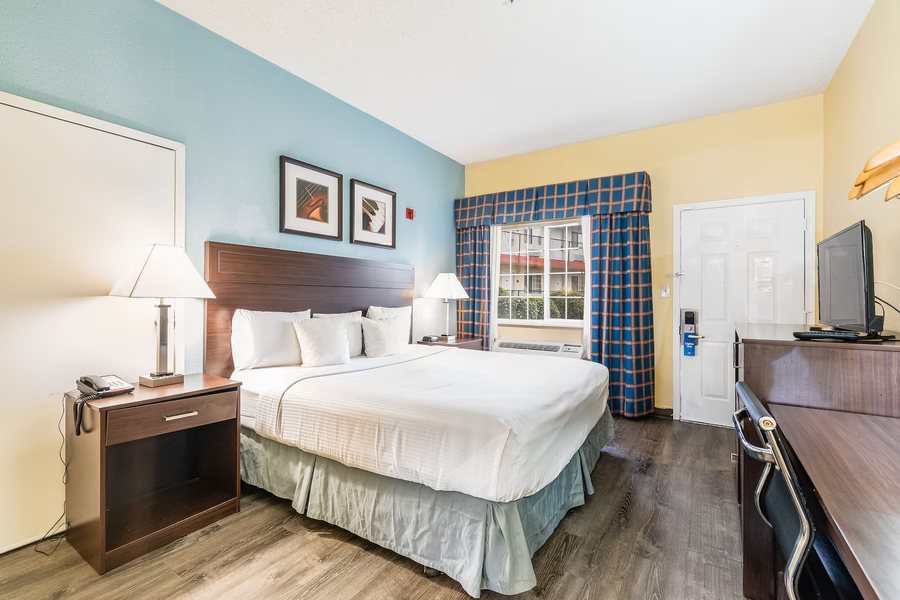Days Inn by Wyndham Federal Way — Guest room