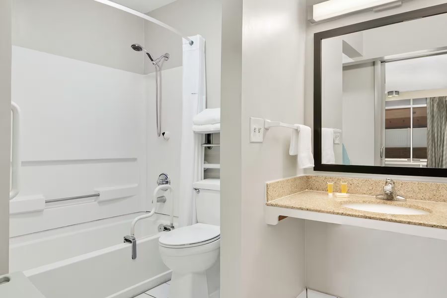 Days Inn by Wyndham Florida City — Bathroom