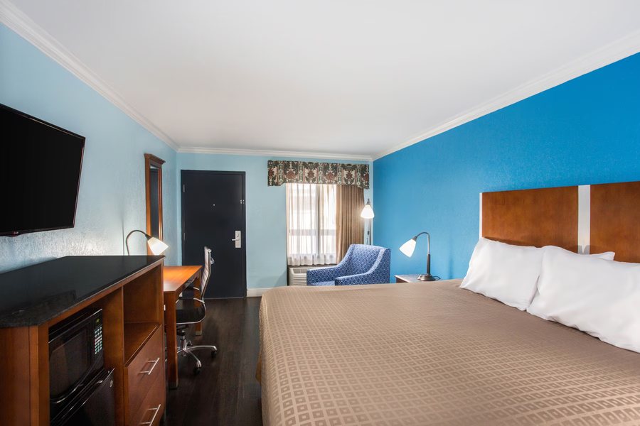 Days Inn by Wyndham Florida City — Guest room