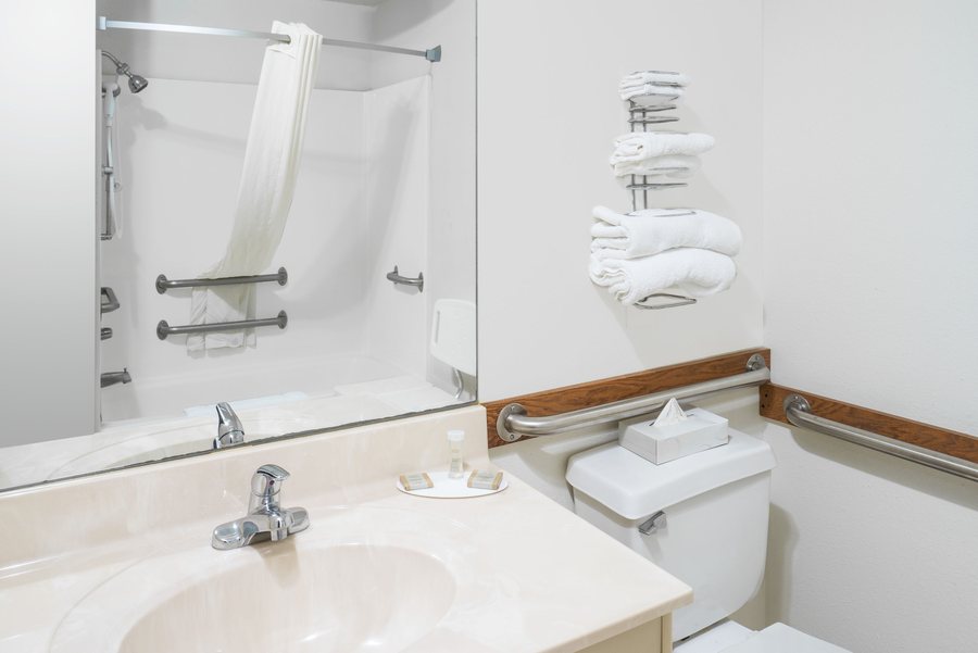 Days Inn by Wyndham Fond du Lac — Bathroom