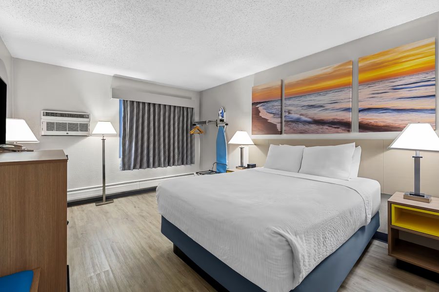 Days Inn by Wyndham Fond du Lac — Guest room