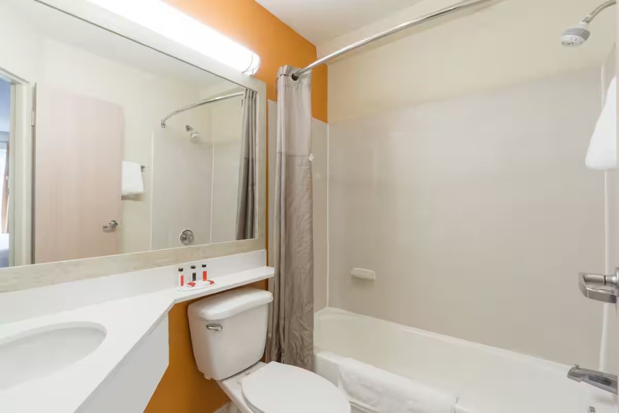 Days Inn by Wyndham Forsyth — Bathroom