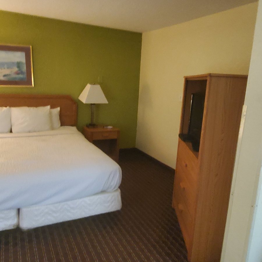 Days Inn by Wyndham Fort Dodge — Guest room