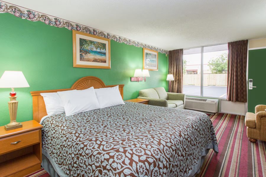 Days Inn by Wyndham Fort Myers — Guest room