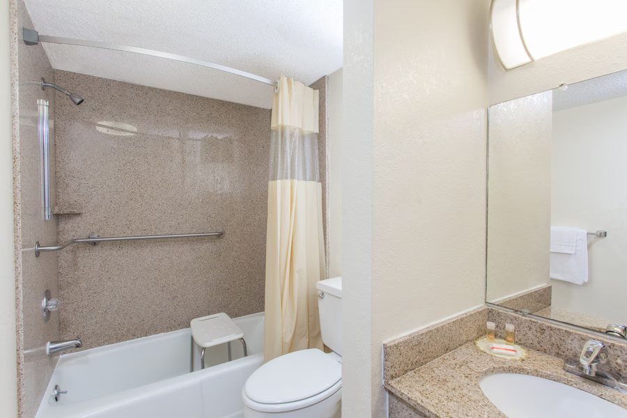 Days Inn by Wyndham Fort Myers Springs Resort — Bathroom