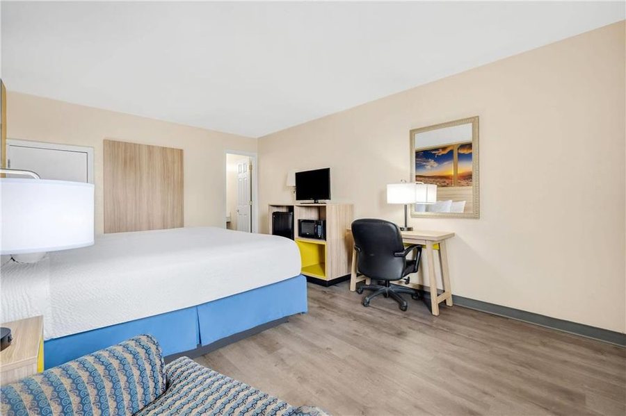 Days Inn by Wyndham Fort Payne — Guest room