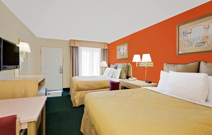 Days Inn by Wyndham Fort Walton Beach — Guest room