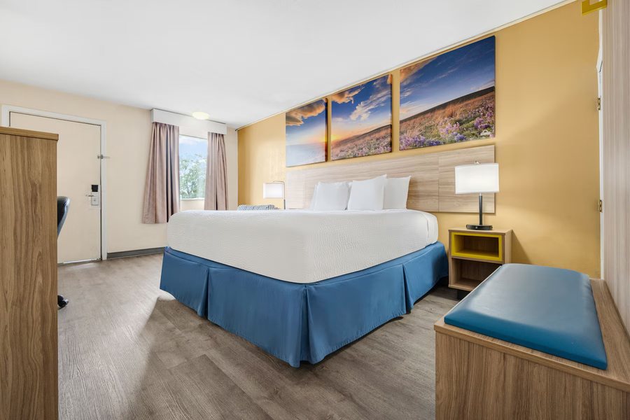 Days Inn by Wyndham Fort Wayne — Guest room