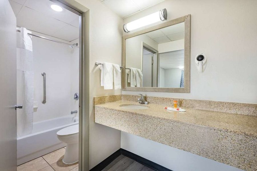 Days Inn by Wyndham Fredericksburg North — Bathroom