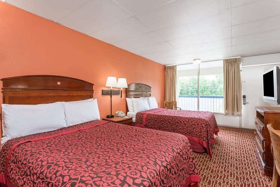 Days Inn by Wyndham Fredericksburg North — Guest room