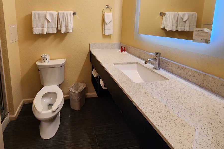 Days Inn by Wyndham Freeport — Bathroom