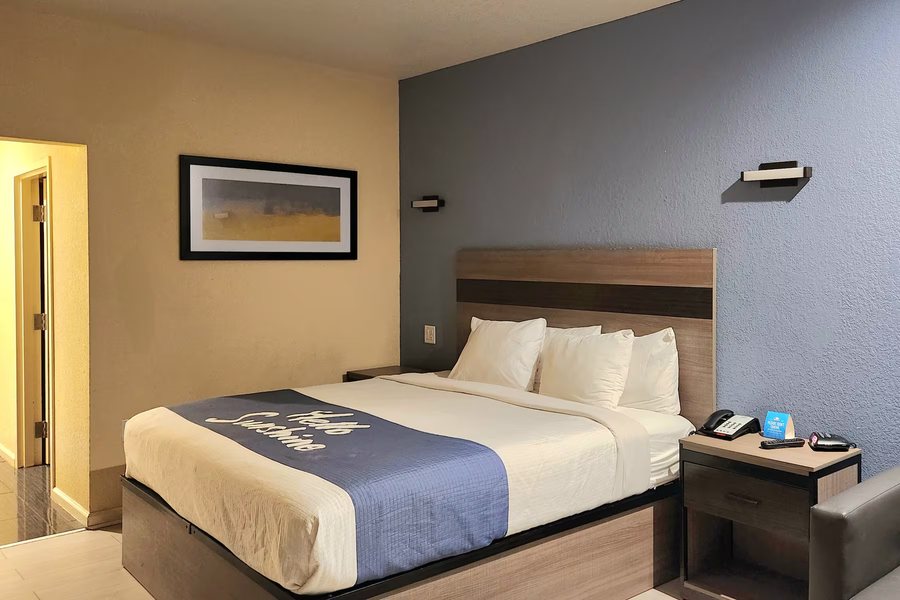 Days Inn by Wyndham Freeport — Guest room