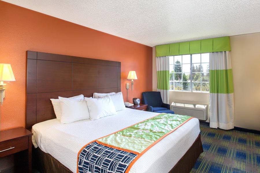 Days Inn by Wyndham Fremont — Guest room