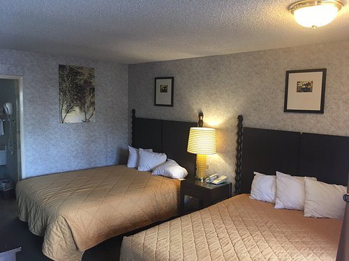 Days Inn by Wyndham Fresno Central — Guest room