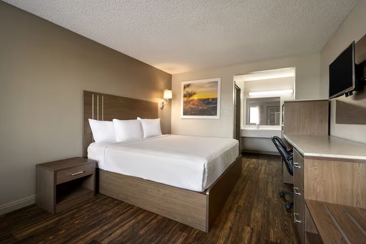 Days Inn by Wyndham Fresno South — Guest room