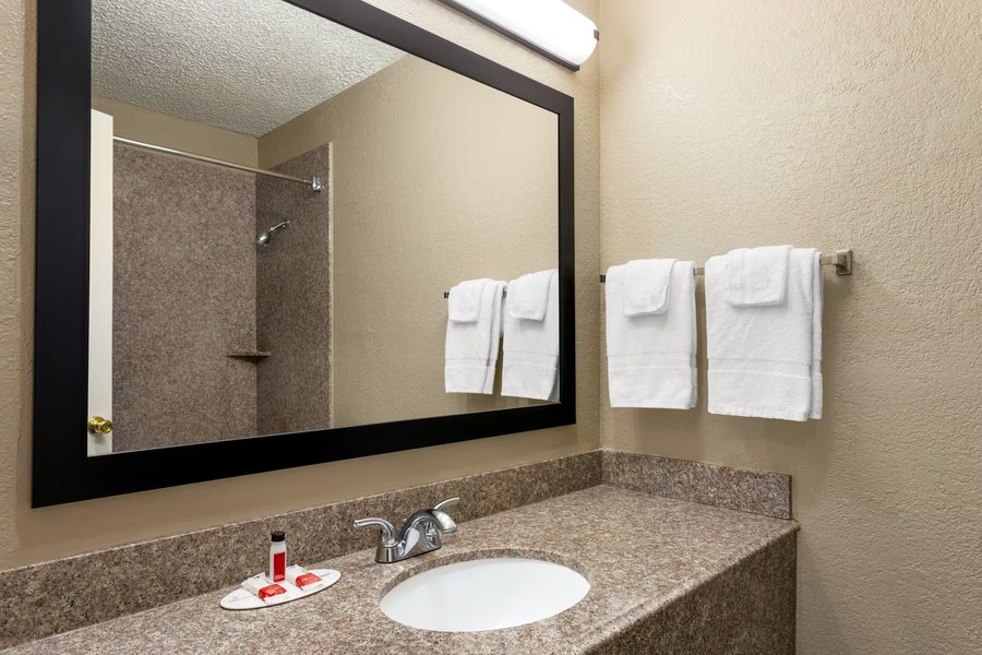 Days Inn by Wyndham Gainesville — Bathroom