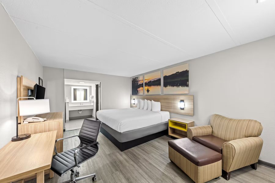 Days Inn by Wyndham Gainesville — Guest room