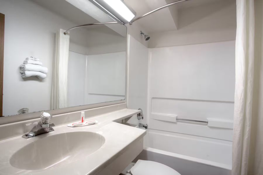 Days Inn by Wyndham Gainesville University — Bathroom