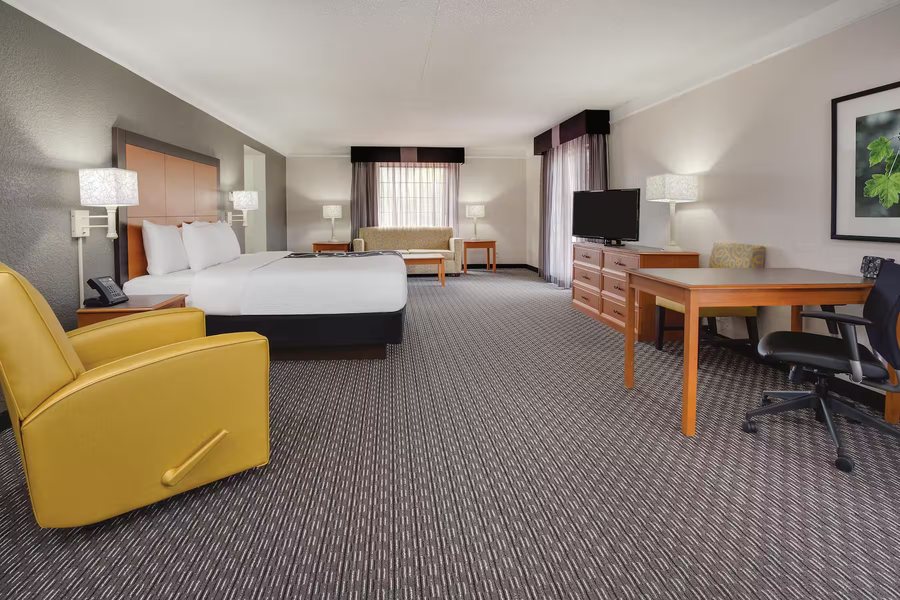 Days Inn by Wyndham Gainesville University I 75 — Guest room