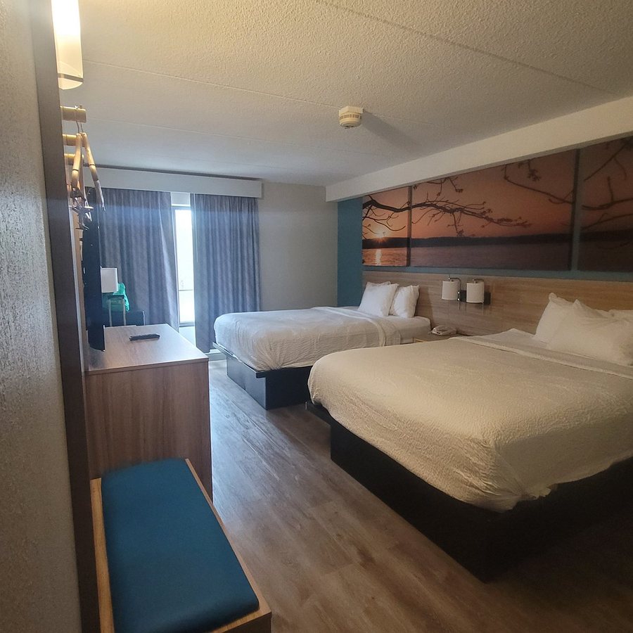 Days Inn by Wyndham Geneva Finger Lakes — Guest room