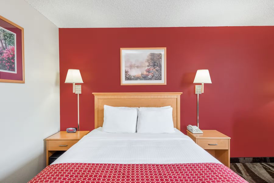Days Inn by Wyndham Gillette — Guest room