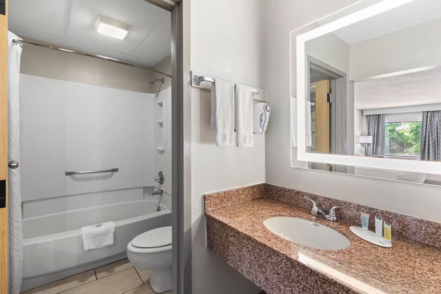 Days Inn by Wyndham Globe — Bathroom