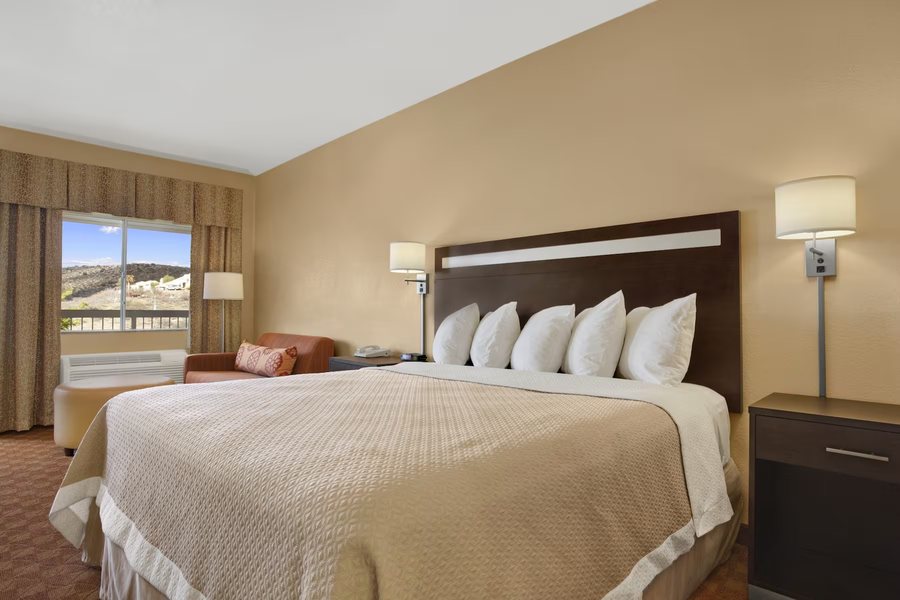 Days Inn by Wyndham Globe — Guest room