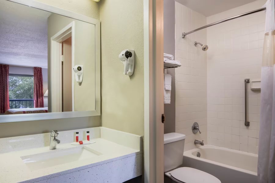 Days Inn by Wyndham Goldsboro — Bathroom