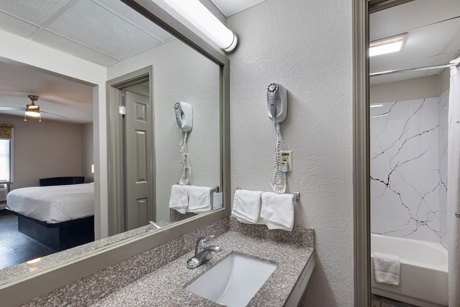 Days Inn by Wyndham Goodlettsville — Bathroom
