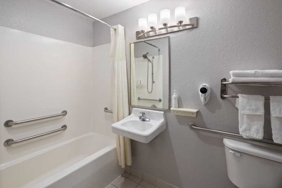 Days Inn by Wyndham Granbury — Bathroom