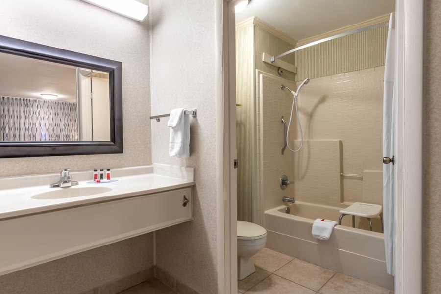 Days Inn by Wyndham Grants — Bathroom
