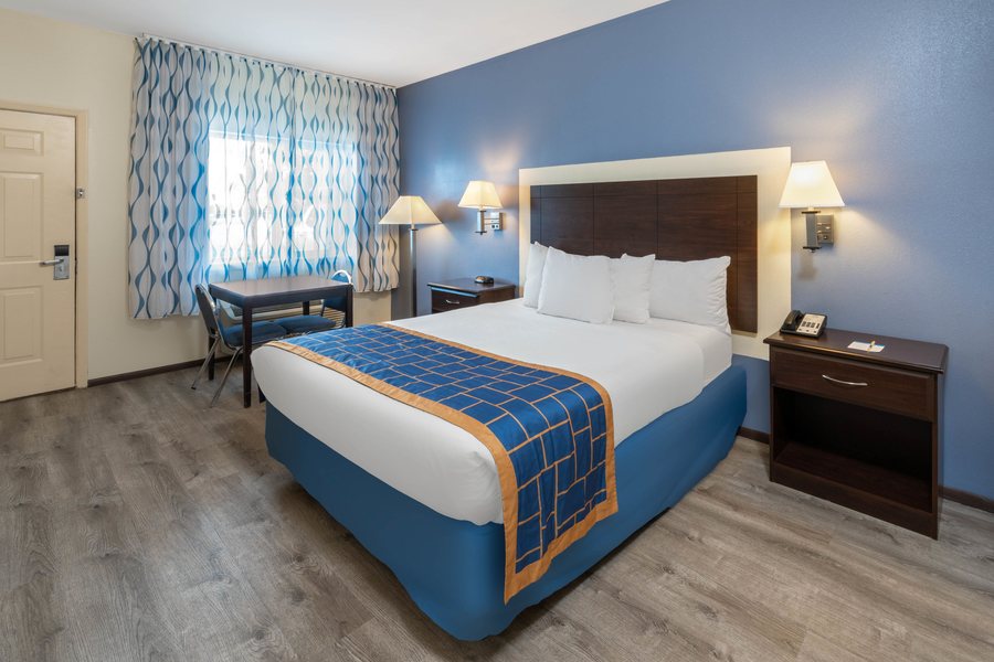 Days Inn by Wyndham Grants — Guest room