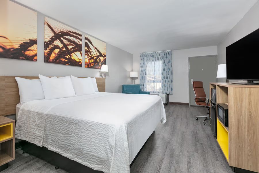 Days Inn by Wyndham Greeneville — Guest room