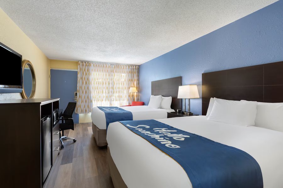 Days Inn By Wyndham Greensboro Airport — Guest room