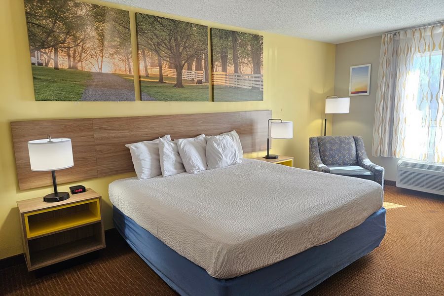 Days Inn by Wyndham Greensboro NC — Guest room